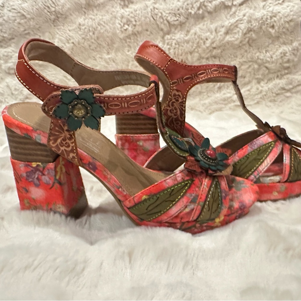 Chic L’Artiste Floral Block Heels in Red and Brown